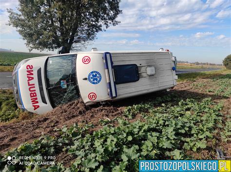 Zdjęcie rozbitej karetki pogotowia po wypadku pod Sulechowem