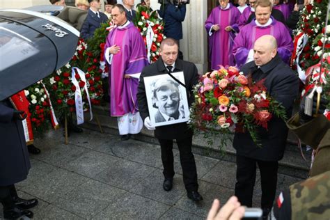 Uroczystości pogrzebowe Grzegorza Wesołowskiego z udziałem pocztów sztandarowych