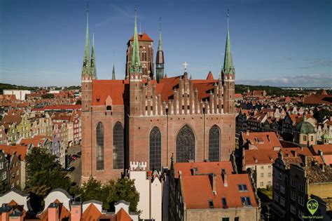 Odbudowana Bazylika Mariacka w Gdańsku, prezentująca zrekonstruowane wnętrze i nowy dach