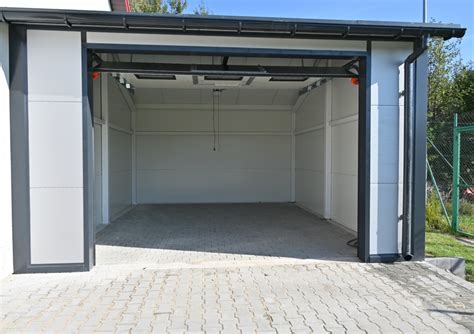 Widok na budynek magazynowy przy ul. Traktorowej w Łodzi z dymem wydobywającym się z wentylacji