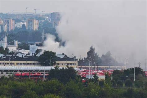 Zdjęcie pustostanu przy ul. Traktorowej po pożarze, widoczny dym