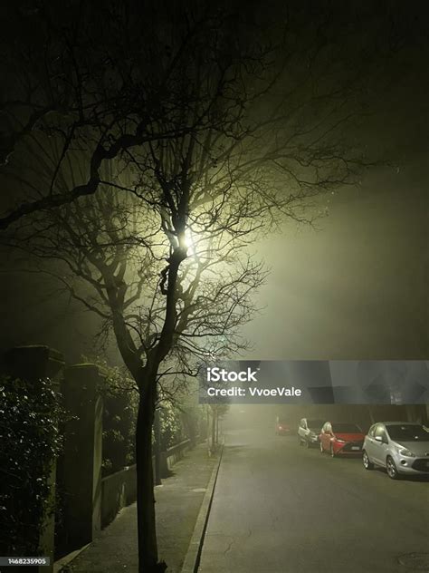 zdjęcie uszkodzonej latarni ulicznej