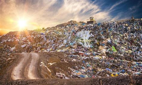 infografika przedstawiająca skład chemiczny dymu z pożaru składowiska odpadów