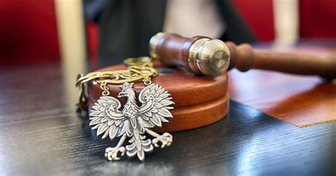 Sądowy rysunek przedstawiający rozprawę Dariusza P. z widocznym oskarżonym i sędzią.