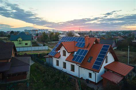 Zdjęcie dachów z panelami fotowoltaicznymi po pożarze w Presikhaaf