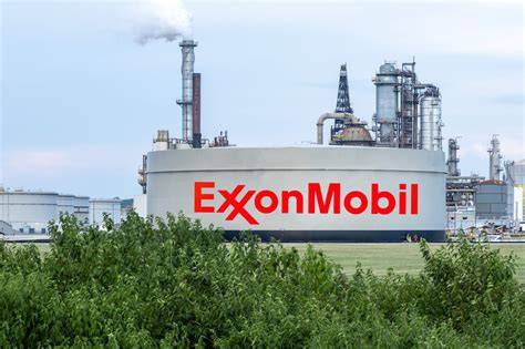 Zniszczona jednostka krakingu katalitycznego ze złożem fluidalnym (FCC) w rafinerii ExxonMobil Torrance po wybuchu
