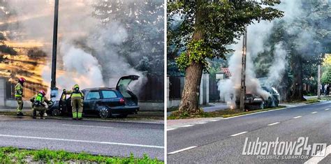 Zdjęcie płonącego samochodu osobowego na ulicy Lipowej w Kaliszu