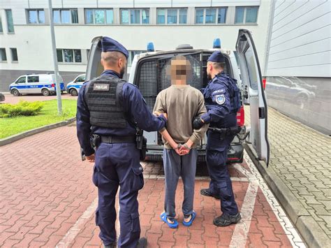 Kadry z monitoringu przedstawiające sylwetkę podejrzanego o podpalenie w Kaliszu