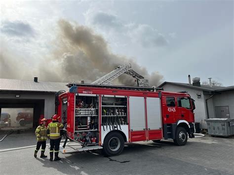 Zdjęcie przedstawiające akcję gaśniczą straży pożarnej na terenie zakładów mięsnych w Golinie