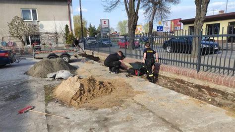 zdjęcie pękających ścian i sypiących się tynków w starej remizie OSP Racławice