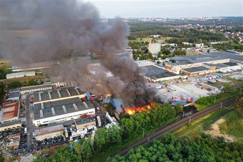 Zdjęcie spalonej hali w Przylepie po pożarze