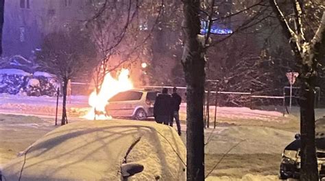 strażacy gaszący płonące auto Audi na ulicy