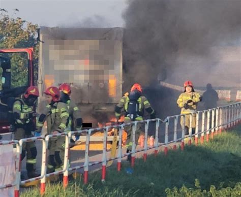 Zdjęcie płonącej naczepy ciężarówki
