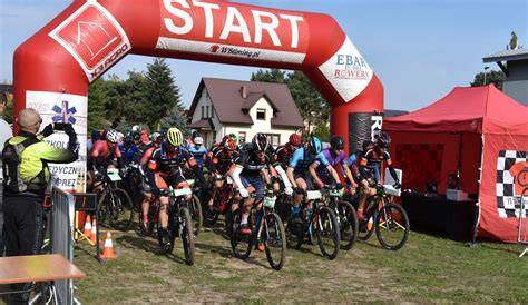 Znak Strażackiego Grillu MTB, grupa rowerzystów na starcie maratonu