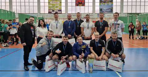 zdjęcie zwycięskich drużyn z pucharem i medalami podczas ceremonii wręczenia nagród