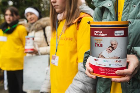 Wolontariusze pomagający rodzinie Pawlaków po pożarze