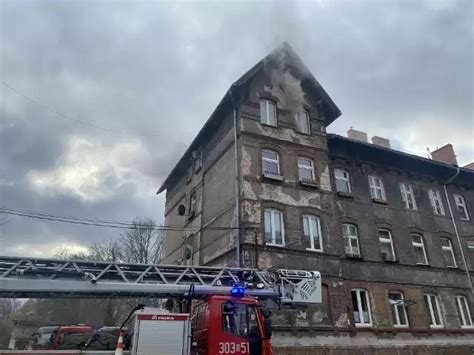 Strażacy gaszący pożar kamienicy na wrocławskim Brochowie