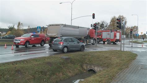Wóz strażacki w akcji z sygnałami świetlnymi i dźwiękowymi
