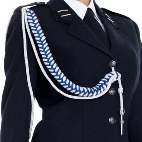 Mundur galowy męski Ochotniczej Straży Pożarnej z detalami, takimi jak guziki, pagony i sznur galowy.