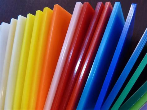 Infografika przedstawiająca przekrój materiału Ripstop lub Poliamid z opisem właściwości