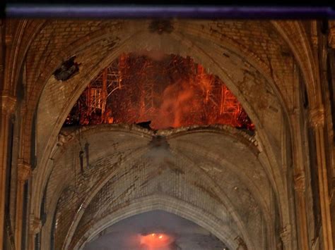Wnętrze katedry Notre Dame po pożarze, widok na zniszczone sklepienie