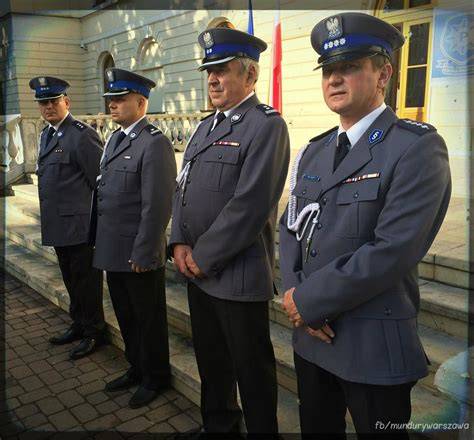 Tematyczne zdjęcie strażaków w różnych typach mundurów (służbowy, wyjściowy, galowy)