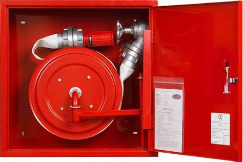 Ilustracja przedstawiająca czerwoną szafkę hydrantową z widocznym wężem i prądownicą.