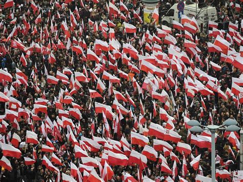 Zdjęcie płonącej flagi UE na Marszu Niepodległości 2018