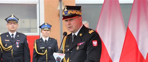 Strażak w pełnym mundurze galowym PSP ze sznurem