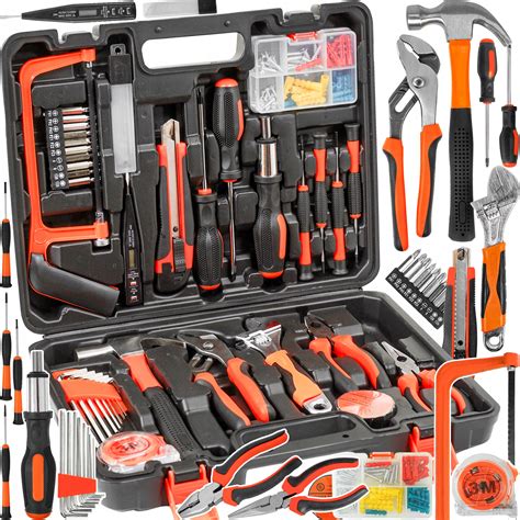 Zdjęcie przedstawiające zestaw narzędzi ratowniczych, w tym nożyce, topór i łom.