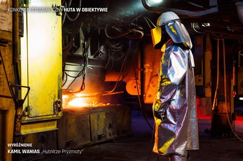 Zdjęcie przedstawiające strażaka w nowoczesnym ubraniu ochronnym z elementami odblaskowymi.