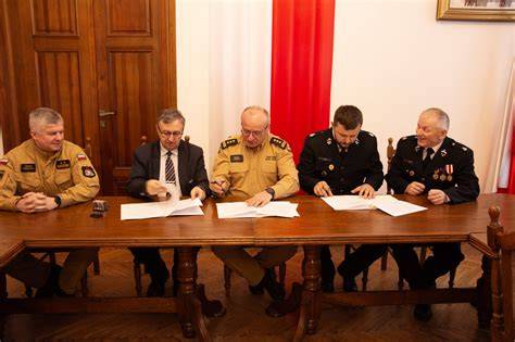 Uroczyste podpisanie porozumienia o włączeniu OSP Wola Kałkowa do KSRG