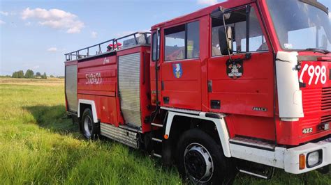 strażacy z wężami tłocznymi gaszący pożar, wóz strażacki