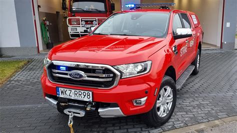 zdjęcie przedstawiające uroczystości jubileuszowe OSP Świerże Górne, z uczestnikami w mundurach i gośćmi honorowymi