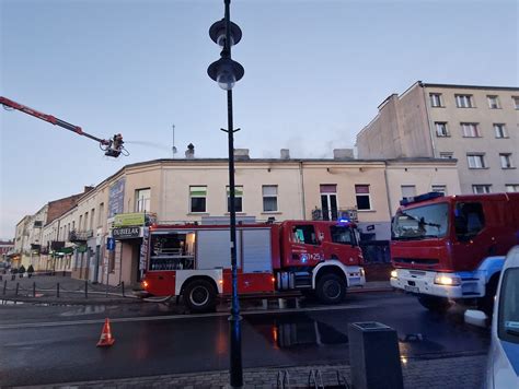 schemat kamienicy z zaznaczonym miejscem pożaru i działaniami straży pożarnej