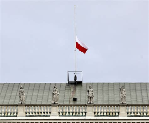 zdjęcie budynku Urzędu Miasta z opuszczoną do połowy masztu flagą i kirym