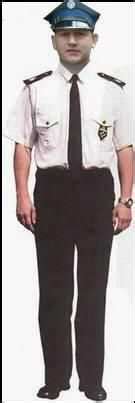 Zdjęcie prezentujące kompletny ubiór wyjściowy strażaka OSP, z uwzględnieniem detali takich jak krawat i obuwie.