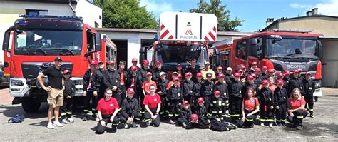 Zdjęcie grupy dzieci i młodzieży w mundurach MDP OSP.
