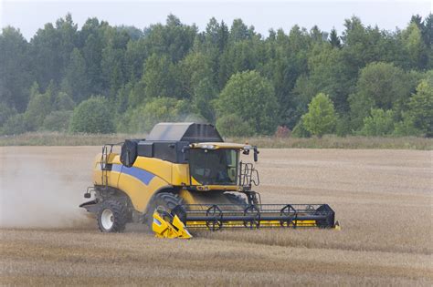 Zdjęcie płonącego kombajnu zbożowego na ściernisku