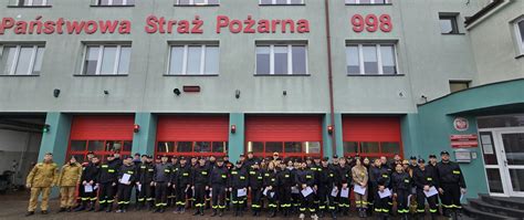 schemat etapów szkolenia podstawowego strażaka OSP, obejmujący zajęcia teoretyczne, praktyczne w komorze dymowej oraz ćwiczenia terenowe