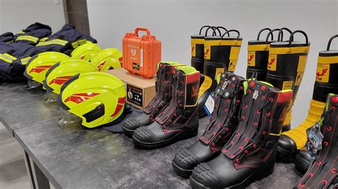 ilustracja przedstawiająca sprzęt strażacki: drabiny, węże, hełmy