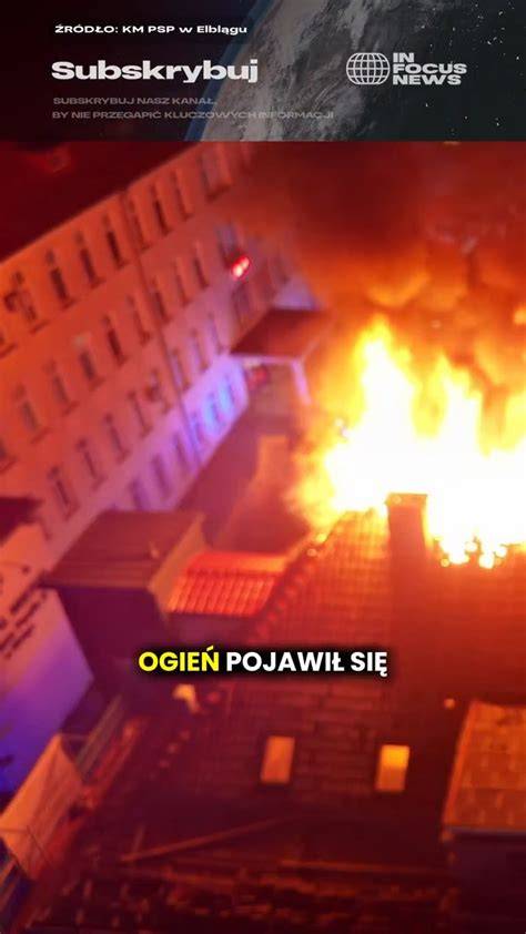 Akcja gaśnicza straży pożarnej przy płonącym budynku mieszkalnym w nocy