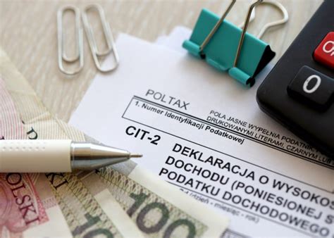 Tabela przedstawiająca zasady wpłacania zaliczek na podatek CIT w zależności od kwoty (próg 1000 zł)