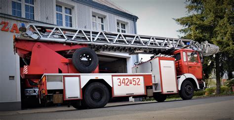 Schemat działań straży pożarnej: użycie drabiny mechanicznej oraz natarcie przez klatkę schodową