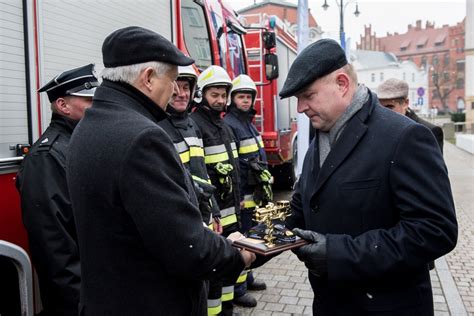 Uroczyste przekazanie sprzętu strażakom OSP przed Urzędem Marszałkowskim w Toruniu