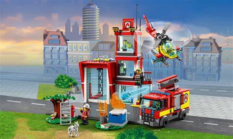 Minifigurki i akcesoria z zestawu LEGO City Remiza Strażacka 60215