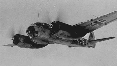 Niemiecki bombowiec Heinkel He 111 w locie