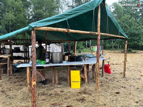 Zdjęcie przedstawiające rozplanowanie namiotów na obozowisku harcerskim z widocznymi szerokimi przejściami
