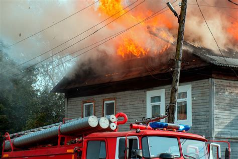 zdjęcie strażaków gaszących płonący budynek pensjonatu w Wiśle