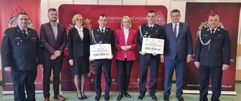 Zdjęcie przekazania promes na zakup samochodów dla jednostek OSP w Wielkopolsce